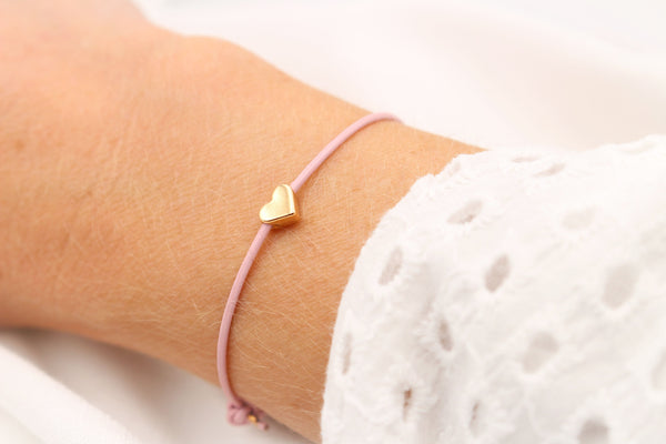 Lederarmband mit Herz rosegold in rosa matt als JGA Armband am Handgelenk getragen