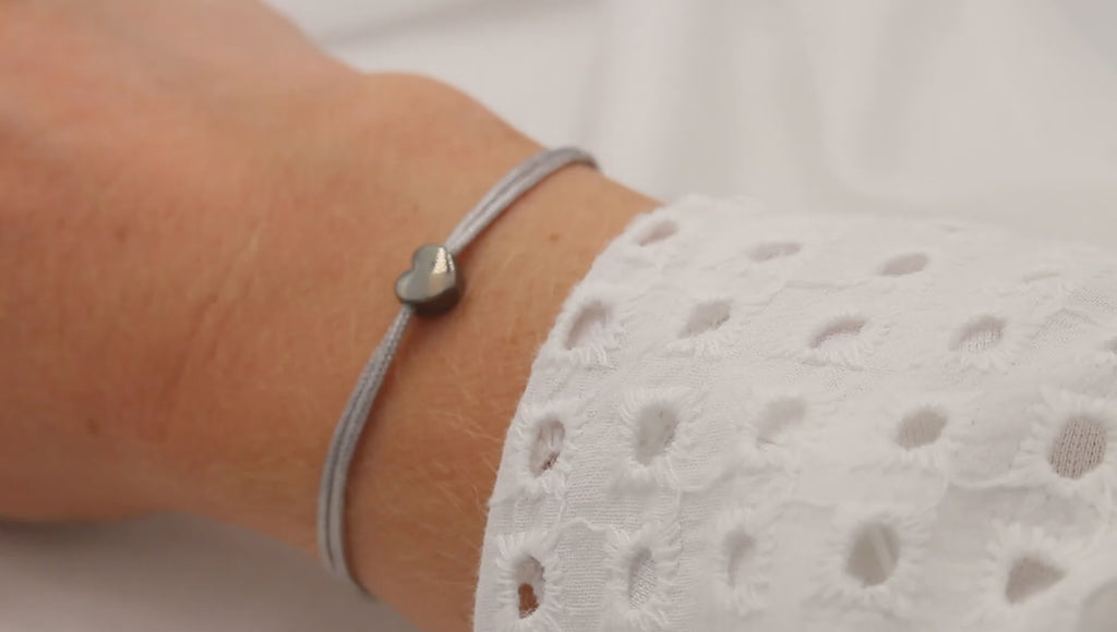 Video hellgraues Makrameearmband mit Herz 925 Silber Schwarz rhodiniert am Handgelenk der Frau getragen