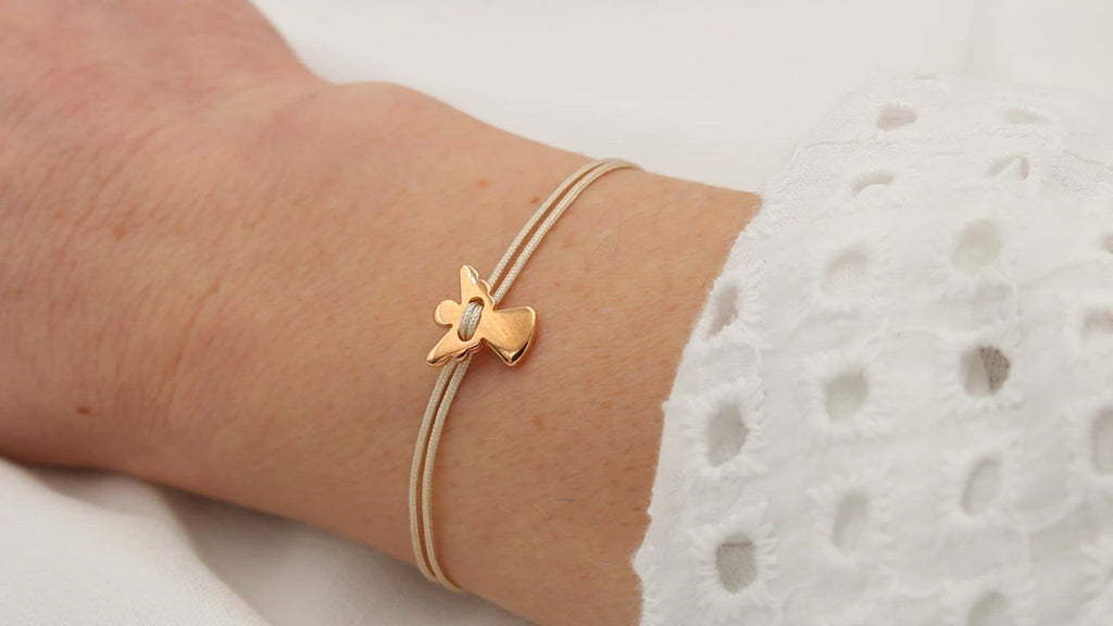 Video beiges Schutzengel Armband rosegold als Engel für die Kommunion am Handgelenk der Dame getragen