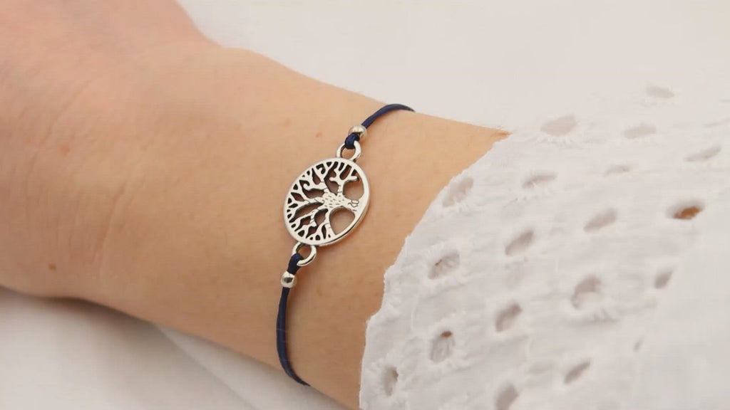 Vidoe Armband Lebensbaum silber, Makrameeband blau am Handgelenk der Frau getragen