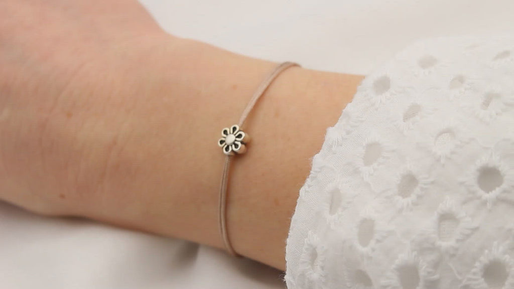 Video Rosenholz farbenes Makramee Armband Blume silber am Handgelenk der Dame getragen