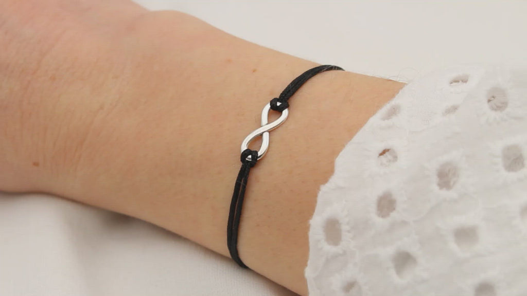 Video schwarzes Makramee Armband Infinity silber am Handgelenk getragen