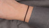 Video Partnerarmband Leder 1,5 mm verstellbarem Schiebeknoten Verschluss am Handgelenk des Mannes getragen