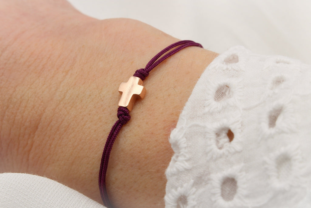 brombeere farbenes Kommunionsarmband Mädchen Kreuz 925 Silber Rosé vergoldet am Handgelenk der Frau getragen