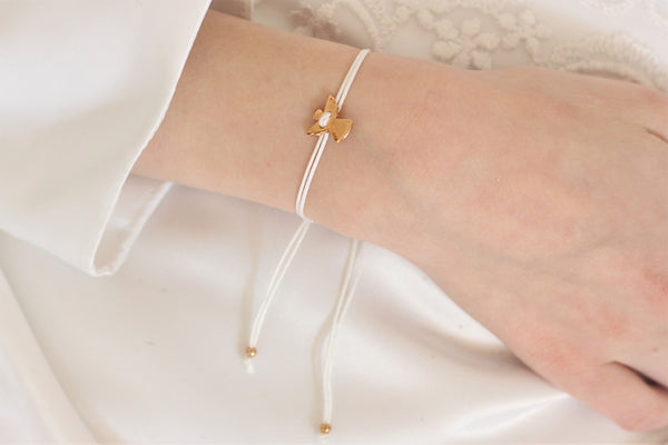 Schutzengel Armband weiß Engel Farbe rosegold an der Hand getragen