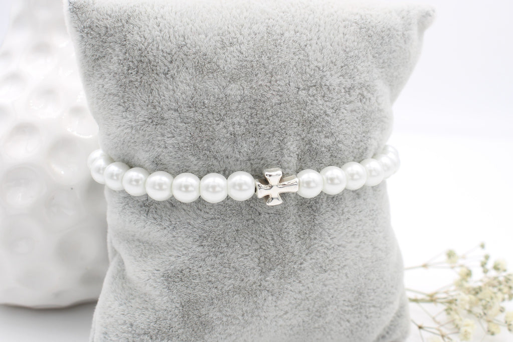 Kreuz Armband aus Perlen in weiß perlmutt als Symbol zur Taufe und Geburt