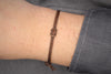 Infinity Armband für Männer in dunkel Braun am Handgelenk getragen
