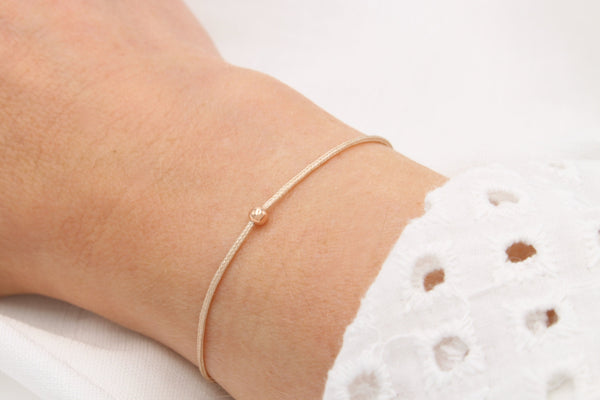 Rosenholz farbenes Makramee Armband mit Perle 925 Silber Rosé vergoldet am Handgelenk der Dame getragen