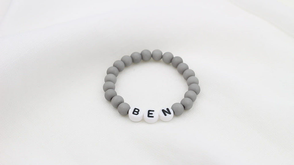 Video Namensarmband Perlen grau matt als Geschenkidee für Jungen und Mädchen