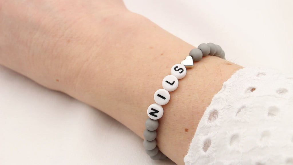 Video Namensarmband grau matt mit Herz in silber, Initialen Armband mit deinem Wunschnamen personalisiert