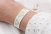 Elastisches Armband weiß mit gold am Handgelenk der Brautjungfer