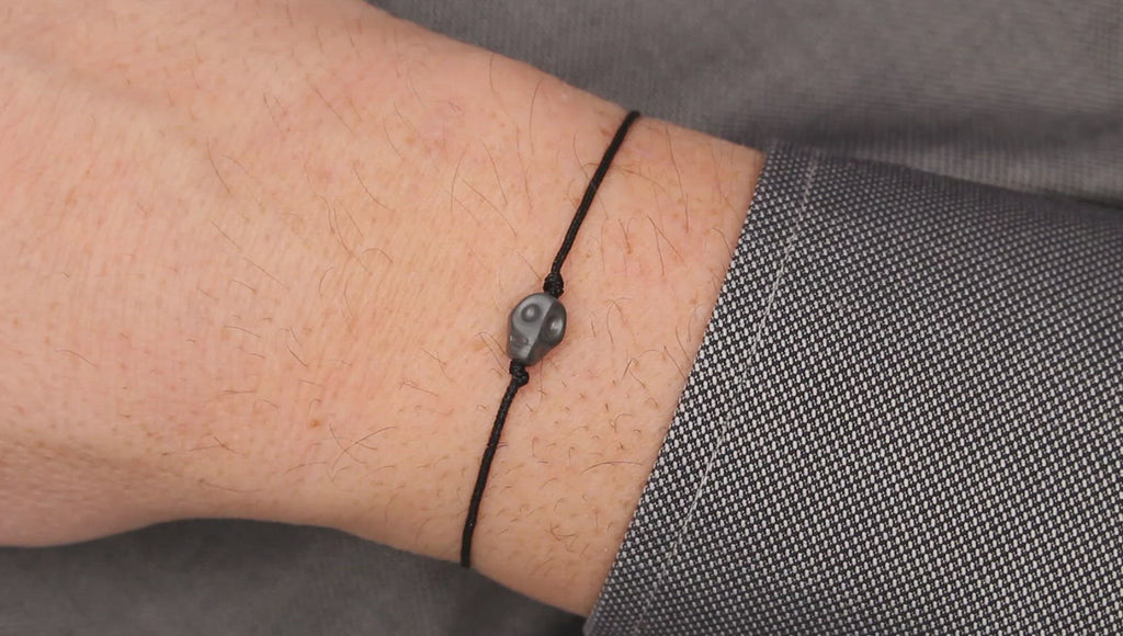 Armband schwarz Totenkopf Hämatite Naturstein Perle grau matt, Makramee Armband Farbwahl, unisex