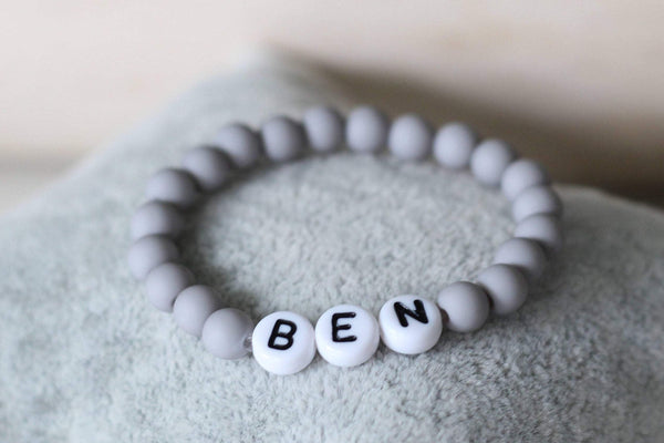 personalisiertes Namensarmband Perlen in grau matt, elastisch und dehnbar auf deinen Wunschnamen und Größe angefertigt