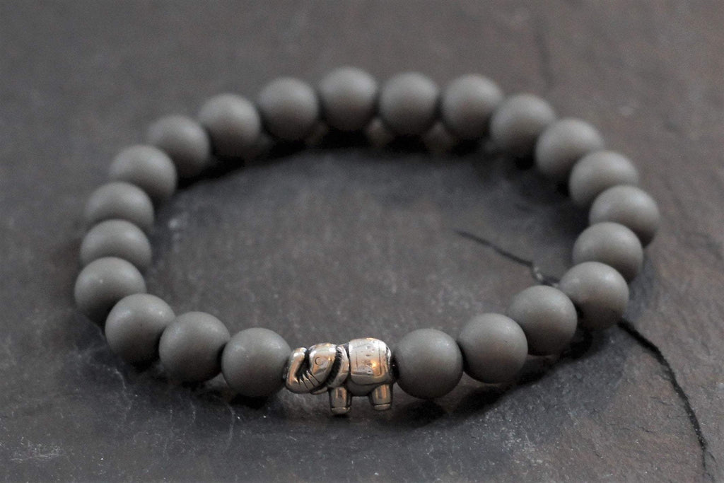 graues Armband mit Perlen und Elefant als Symbol für Männer und Frauen