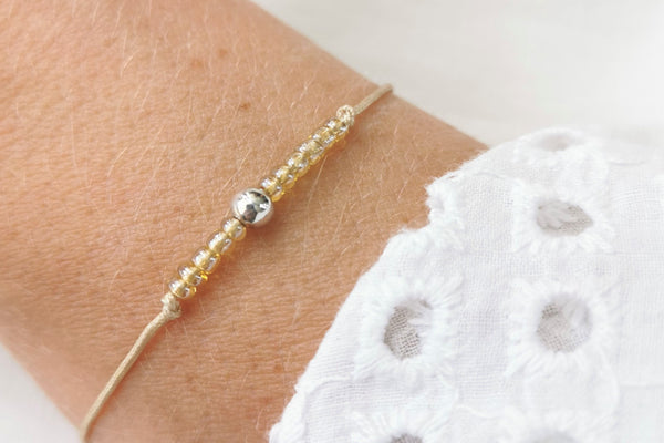 Armband kleine Perle 925 Silber und Glasperlen beige, Makramee als Freundschaftsband am Handgelenk getragen