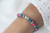elastisches Armband mit Perlen in rosa türkis und blau als Geschenk für die Einschulung