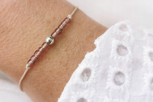 Armband kleine Perle 925 Silber und Glasperlen rosenholz, Makramee, am Handgelenk getragen