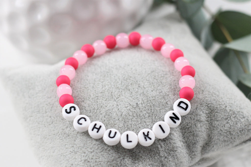 Schulkind Armband für Mädchen in rosa pink als Perlenarmband mit Name 