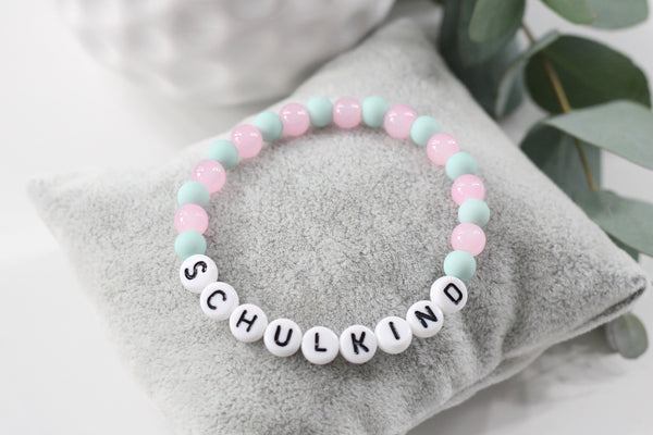 Schulkind Armband für Mädchen in rosa türkis als personalisiertes Perlenarmband mit Name 