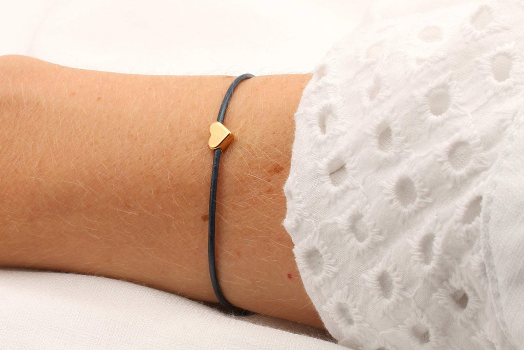 filigranes blaues Armband aus Leder mit Herz in rosegoldfarben als Geschenkidee für die Freundin am Handgelenk getragen