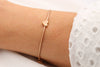 Rosenholz farbenes Armband aus Leder mit Herz rosegold am Handgelenk der Dame getragen