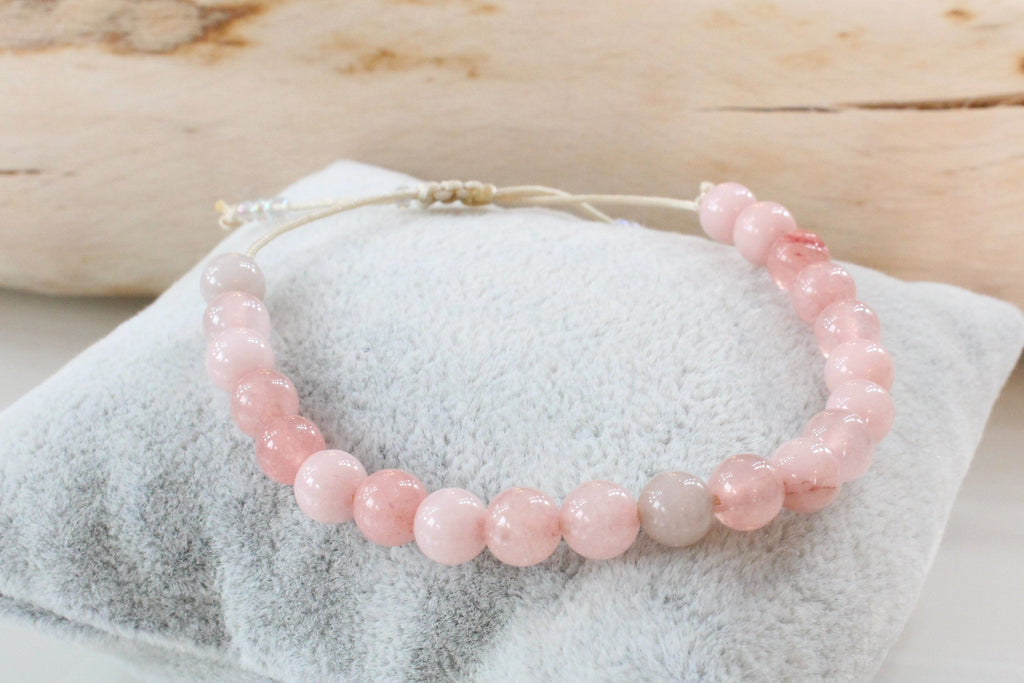 Armband mit Perlen für Damen aus rosa Natursteinperlen und beigem Makrameeband sowie verstellbarem Verschluss