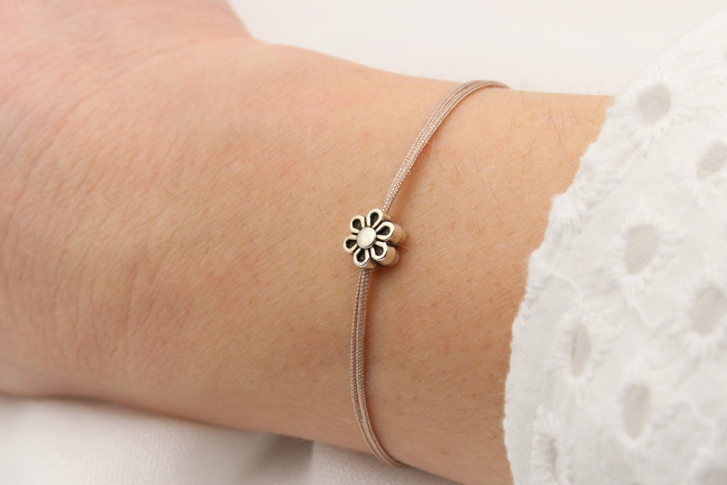 Armband rosenholz kleine Blume silber am Handgelenk als Freundschaftsarmband für Freundin oder Tochter