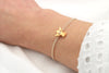 beiges Schutzengel Armband rosegold mit geflochtenem Makramee Verschluss am Handgelenk der Frau getragen