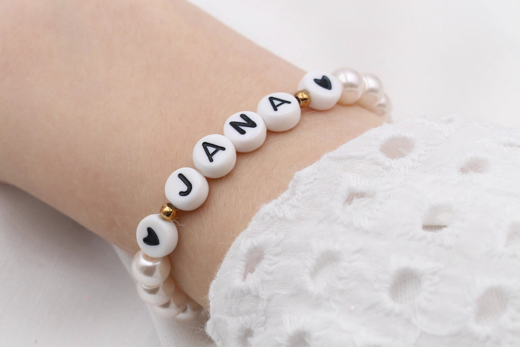 filigranes Armband mit Namen und 2 Herzen für Mädchen zur Einschulung am Handgelenk getragen