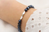 blaues Armband aus Perlen, glänzendes Accessoire für die Frau