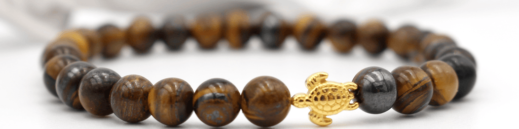 Perlenarmbänder für Herren aus Glas-, Naturstein- oder Edelsteinperlen mit filigranen Symbolen, perfekter Schmuck für den Mann