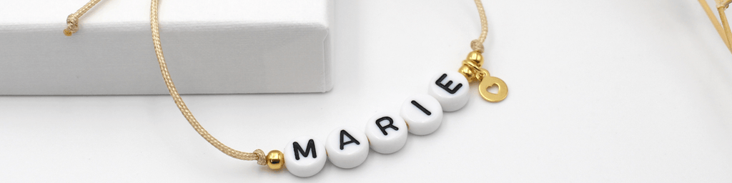 Namensarmbänder aus Perlen oder Makramee für Damen, Kinder, Mädchen und Jungen. Personalisiert mit deinem Namen und zarten Anhängern