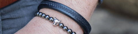 Lederarmbänder für Herren in Schwarz oder braun als Partnerarmbänder oder maskuline Herrenarmbänder