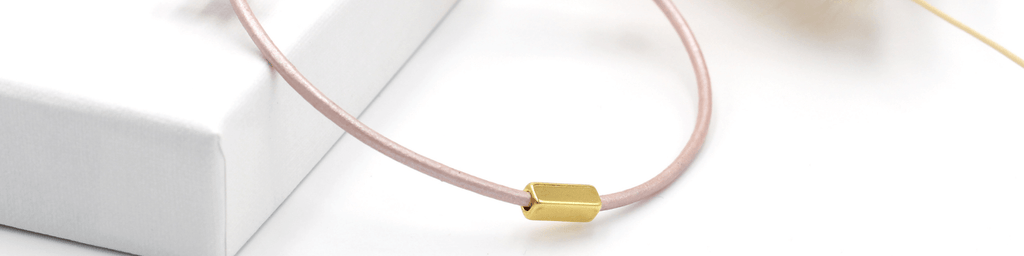 Lederarmbänder für Damen aus feinsten Rinderleder mit zarten Anhängern und Schiebeknoten Verschluss