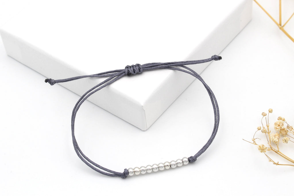 graues Armband 10 Perlen mit geflochtenem Makramee Verschluss
