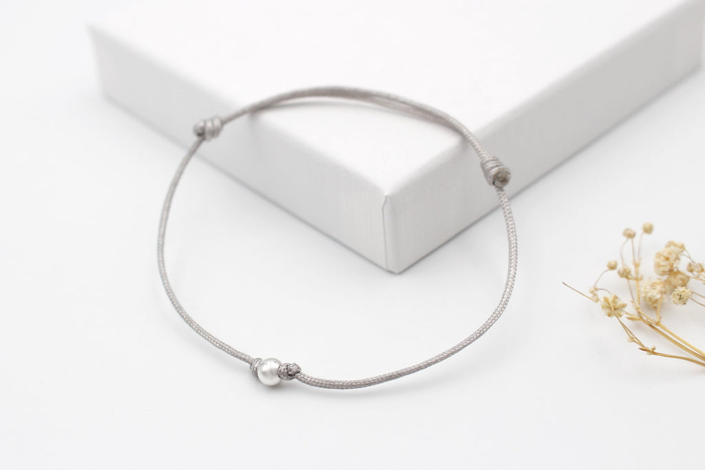 Makrameearmband mit 4mm Perle 925 Silber in hell grau als Freundschaftsarmband und Schiebeknoten Verschluss