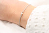 graues Makramee Armband mit einer Perle 925 Silber und Schiebe Knoten Verschluss zum verschieben am Handgelenk getragen