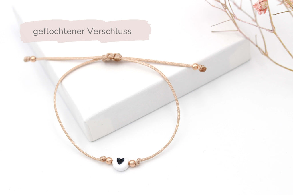 Rosenholzfarbenes Makramee Armband mit weiß schwarzer Herz Perle und geflochtenem Makramee Verschluss als kleine Geschenkidee für Mädchen