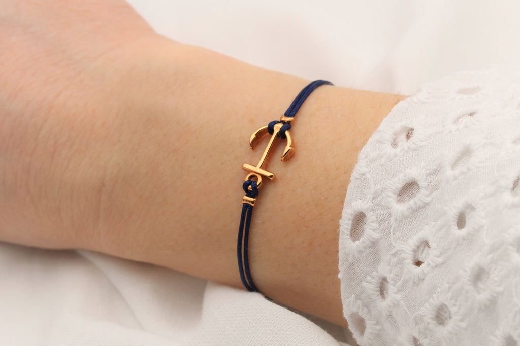 blaues maritimes Makramee Armband Anker in rosegoldfarben am Handgelenk getragen