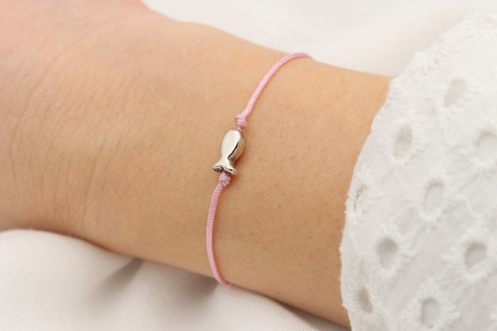 maritimes rosa Makramee Armband mit Ichthys Fisch silber am Handgelenk getragen als Konfirmationsgeschenk