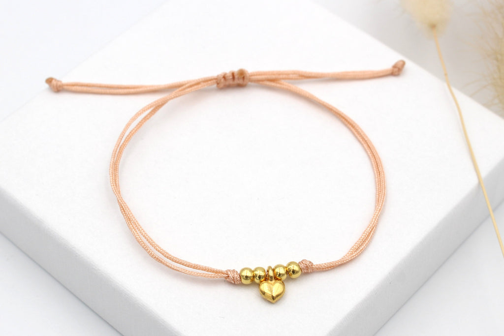 Pfirsich farbenes Armband Makramee mit Herz Anhänger und Perlen gold  und Verschluss Technik zum einfachen verstellen