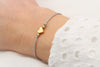 hell Graues Makramee Armband mit Herz und 2 Perlen in rosegold am Handgelenk getragen