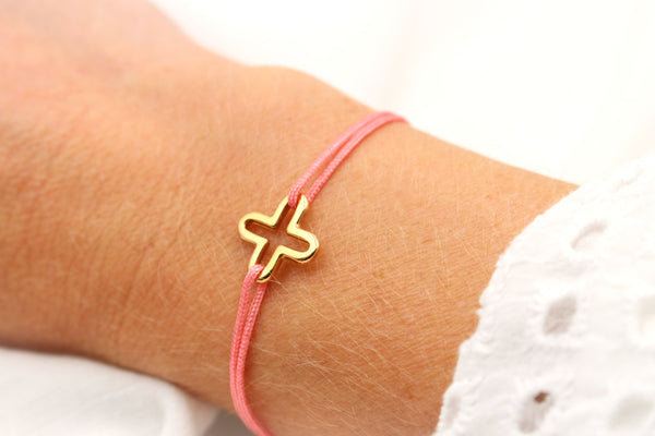 Kreuz Armband rosegold mit Makramee in Rosepeach am Handgelenk getragen