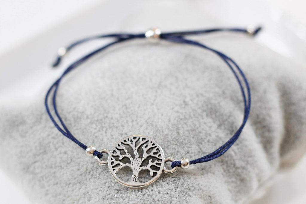 blaues Armband Lebensbaum silber mit verstellbarem Makramee Verschluss und silbernen Perlen