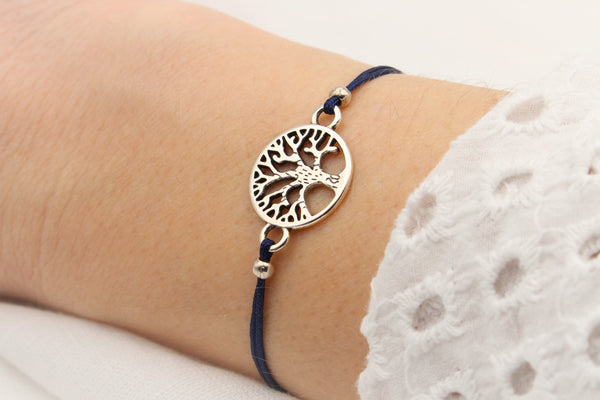 blaues Armband Lebensbaum silber, Makramee Band Farbauswahl und Größenverstellbarem Verschluss am Handgelenk der Dame getragen