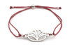 Armband aus aubergine Red farbenem Makramee mit silberner Lotusblume und kugelförmigen Verschluss