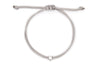 Stern Armband mit doppeltem Makrameeband und geflochtenem Verschluss auf weißem Hintergrund