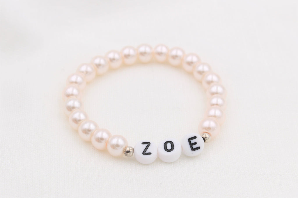 zartes rosa perlmutt farbenes Namensarmband mit silbernen Details für Mädchen und Kinder