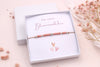 Geschenkbox mit Armband und Karte für das Blumenmädchen zur kirchlichen Hochzeit