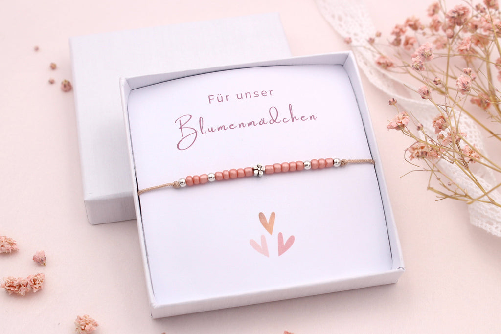 Geschenkbox mit Armband und Karte für das Blumenmädchen zur kirchlichen Hochzeit